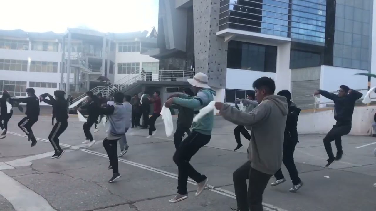 E.P. Ing. SISTEMAS UNA PUNO- ensayos para la gran parada Universitaria