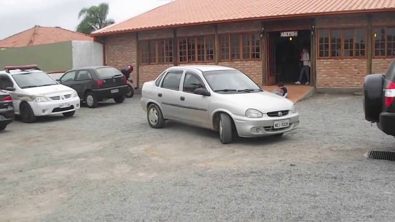 Corsa Sedan Classic 1.6 visto do lado de fora e o meu velho gravando o vídeo