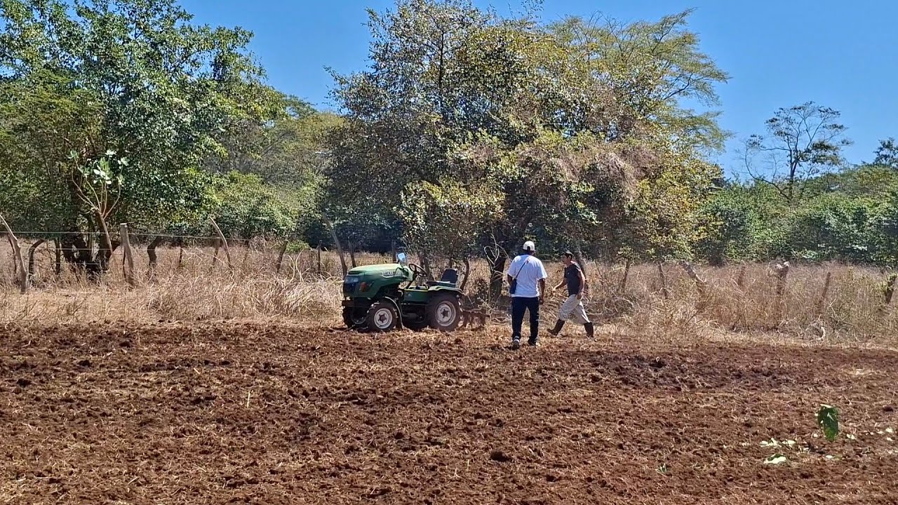 PREPARAMOS EL TRACTOR PARA SEMBRAR  EL ZACATE CAIMAN