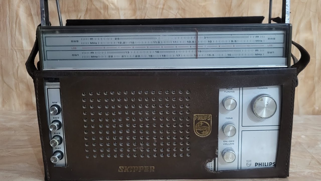Philips#skipper# 4 band Radio## model 15RL517 00B. 9828622958