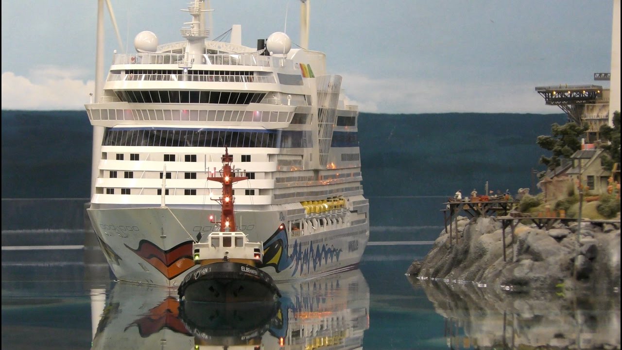 AIDA-blue läuft im Miniatur Wunderland Hafen in Hamburg ein | 4K/UHD | RC 1:87