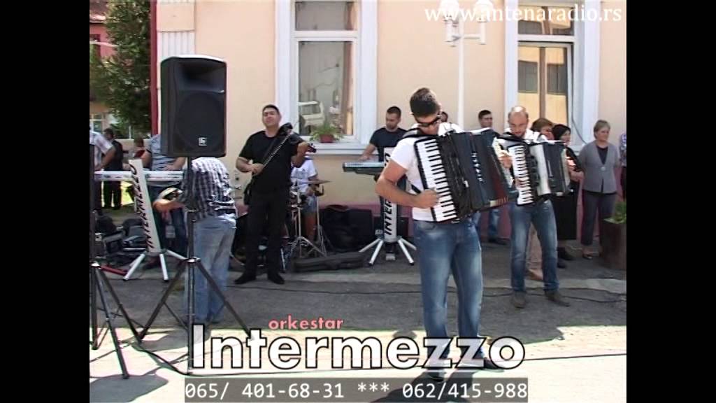 Orkestar INTERMEZZO, svadba u Rumuniji - Igranka kod Crkve u centru sela