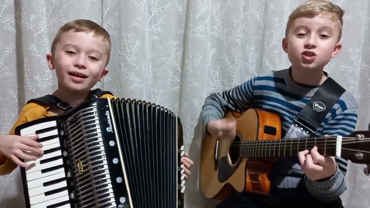 Pedro Antonio e Vitor Leonardo Velho Casarão