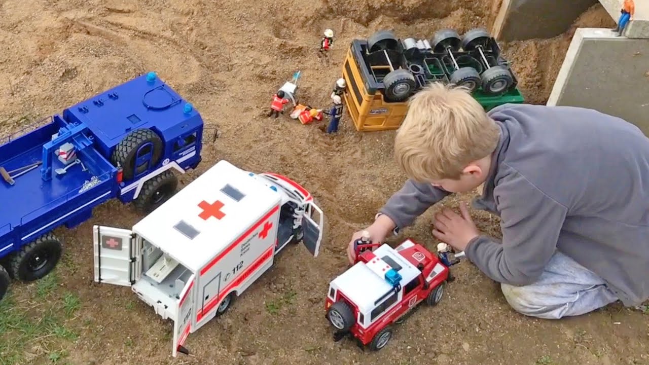 Toy TRUCKS action FAIL, CRASH Recovery, BRUDER toys AMBULANCE #brudertoys #rc4wd #bruder_trucks