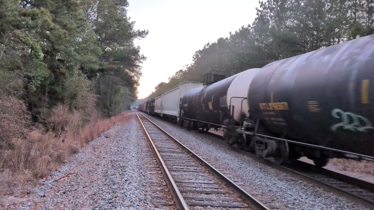 CSX 865 and CSX 4569 lead an early Tuesday morning south bound mixed freight 1/20/2026