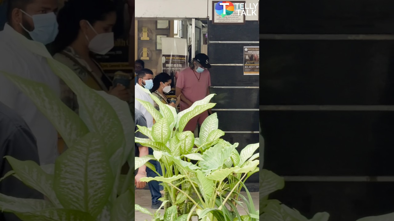 Shraddha Kapoor ne kiya papa Shakti Kapoor ko help hospital ke bahar; Dikhi STRESSED 