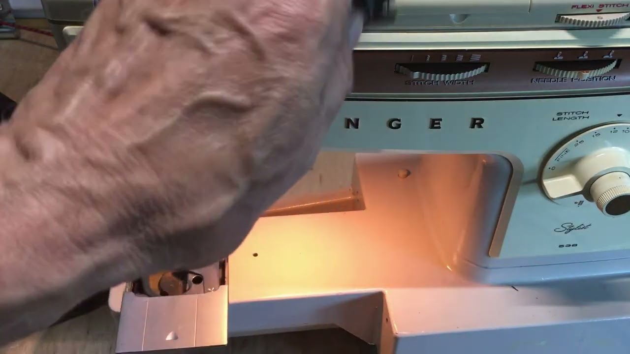 Установка шпульного колпачка Singer Stylist 534 и настройка зазора между нитками с правильной шпу...