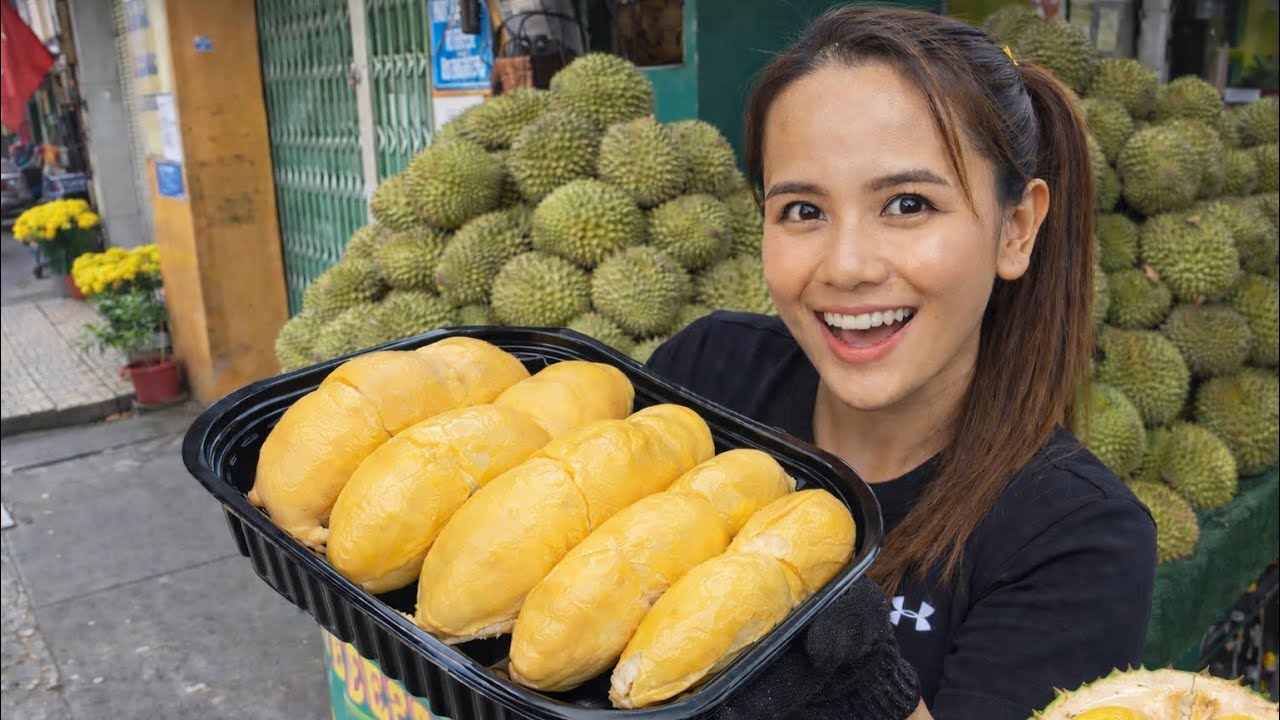 Владелец разрезал дуриан сорта MUSANG KING и обнаружил внутри сочную мякоть золотисто-коричневого...