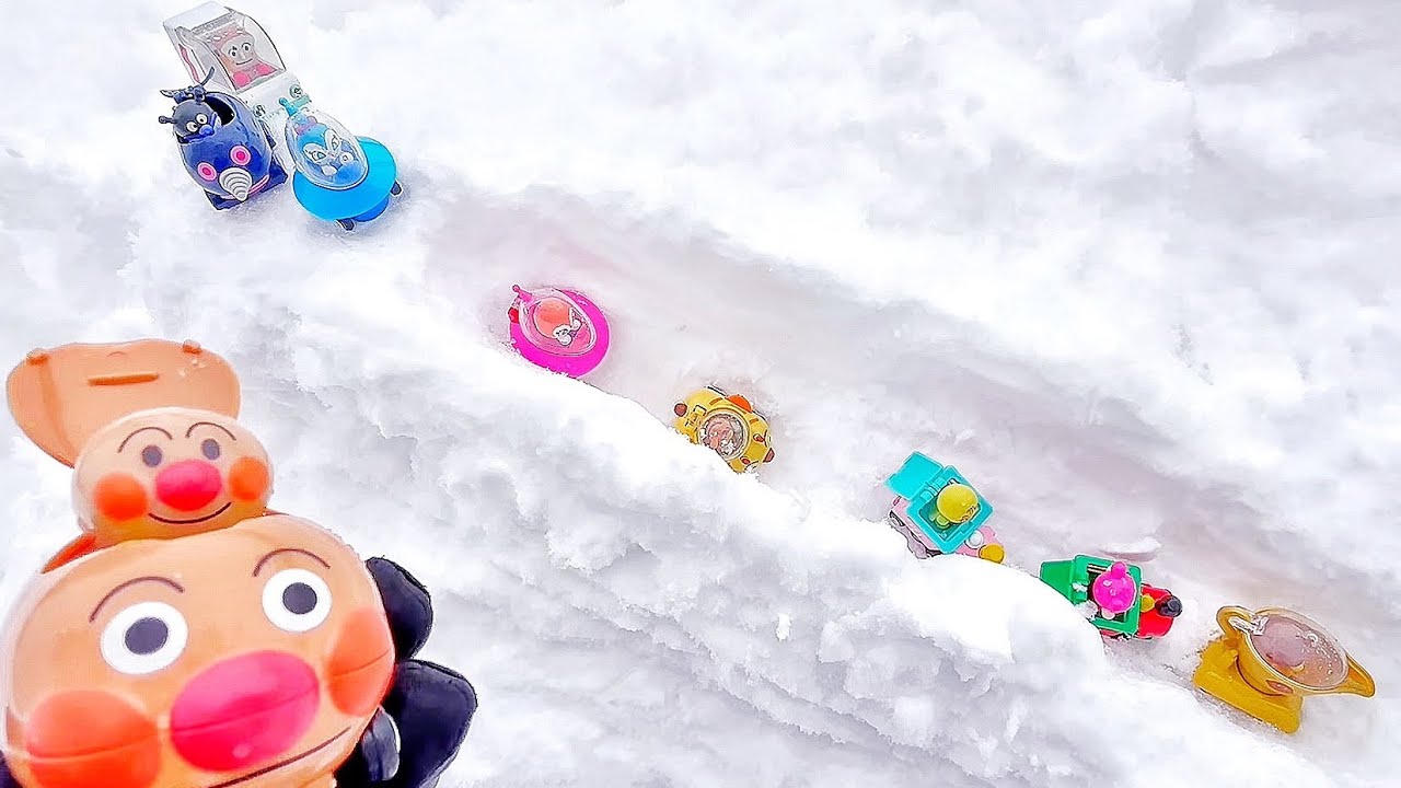 アンパンマンたちがミニカーで雪の滑り台をすべるよ！公園で雪遊び！