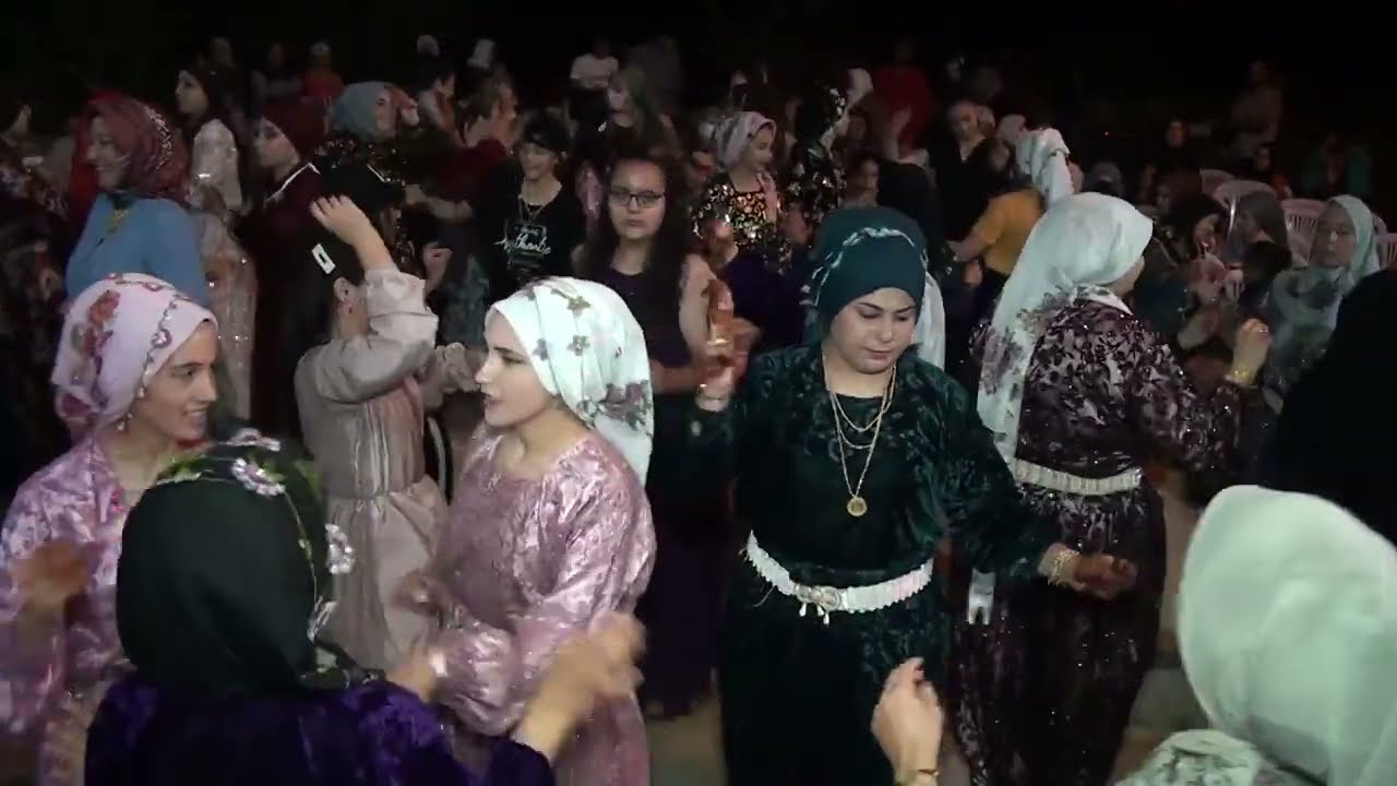 Şal, şip ve yöresel elbiselerin kullanıldığı Akşehir kadın kınası