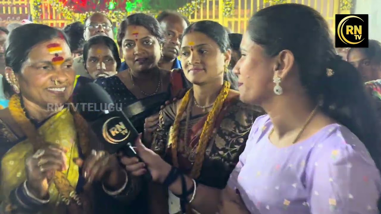 మేడారం లో బతుకమ్మ ఆడిన ఆడపడుచులు 