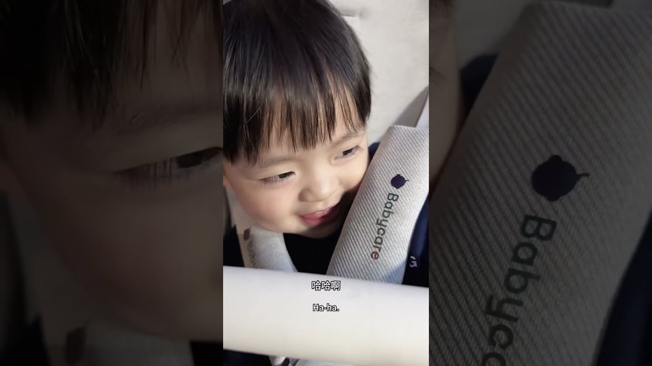 潘爸乐爷vlog：潘爸和leye宝宝在街上竟然遇到同年同月同日生的小朋友！两小只牵着手一起玩好可爱！baby leye & pan #dadlife #baby #babyboy #family