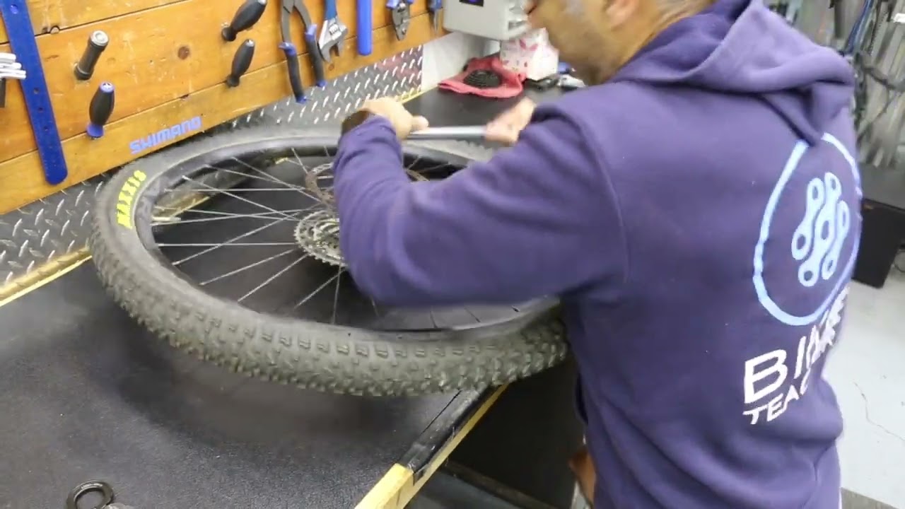 🔧 Center Lock Rotor Removal & Replacement – Pro Tips! 🚴‍♂️