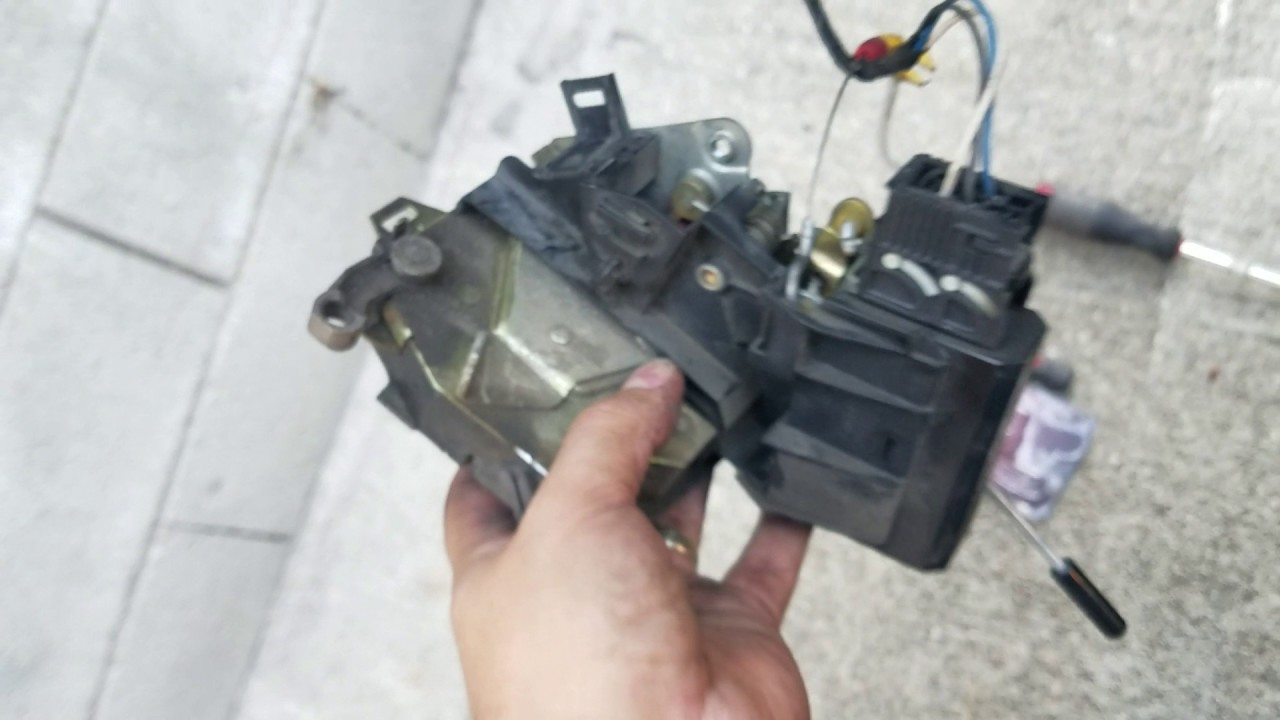 Ремонт двери, которая не открывается изнутри и снаружи на BMW E39, и замена привода