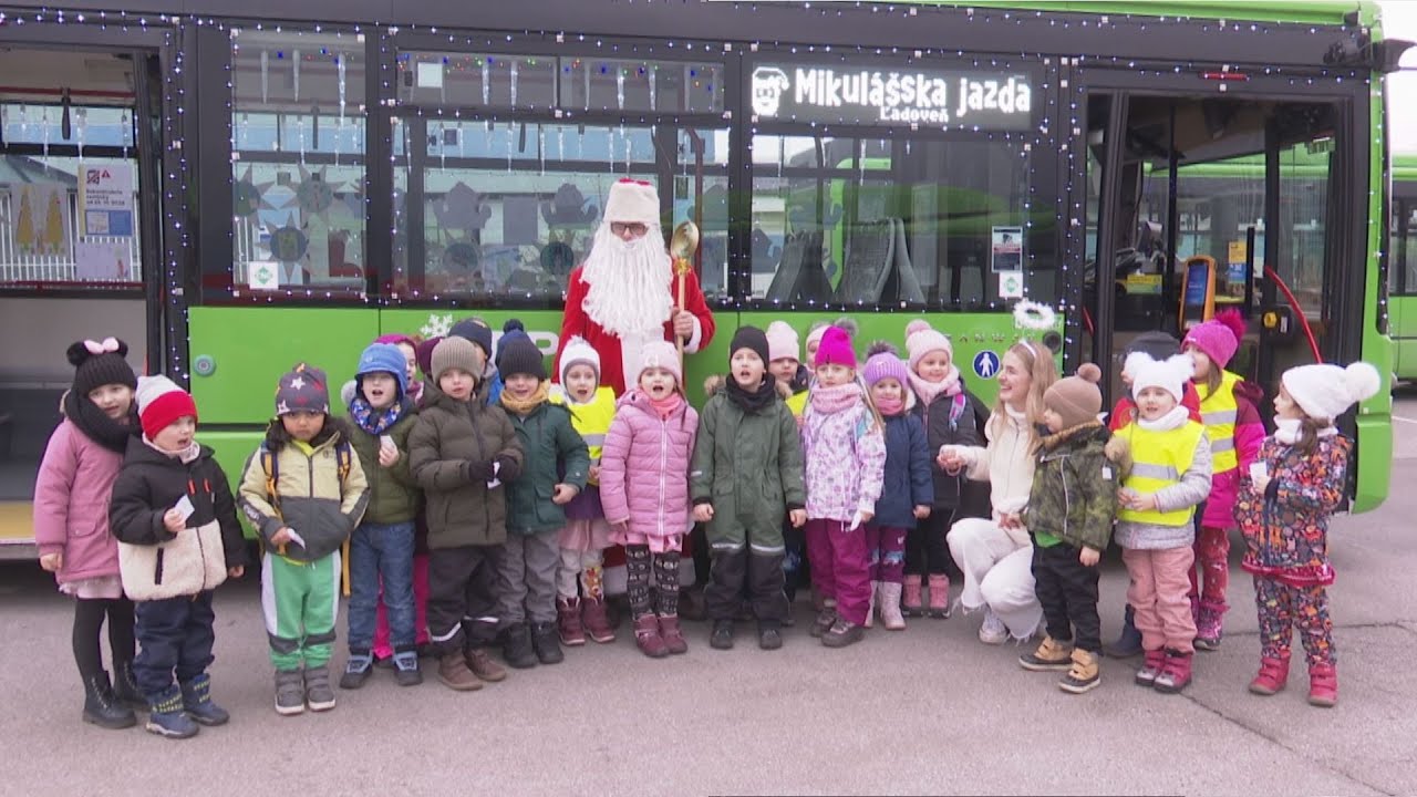 Pomáhali zdobiť vianočný autobus