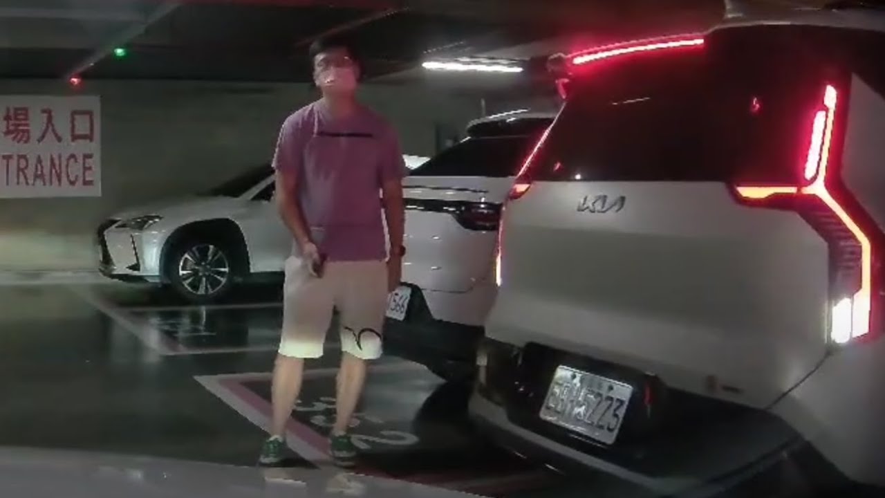 沒讓他先出來就暴怒，連他家人在車上都覺得丟臉（開聲音）#高雄好事多大順店