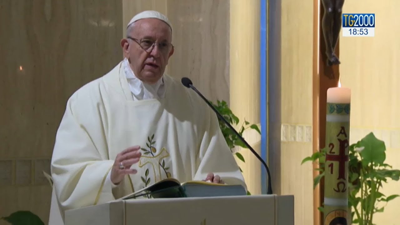 Papa a Santa Marta: “Il chiacchiericcio è pericoloso”