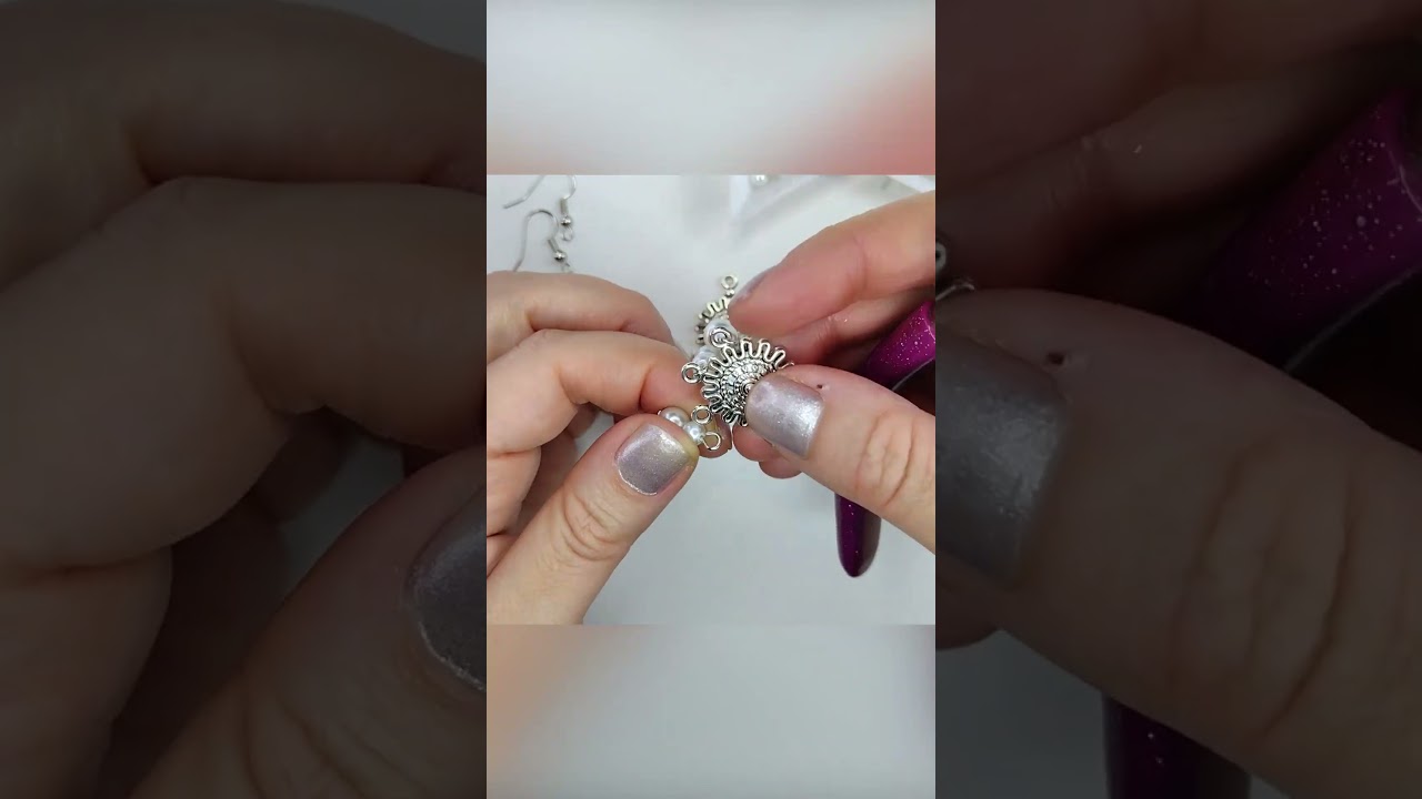 Aritos de perlas y abalorio tipo sol  #bisuter&iacute;a #abalorios #joyer&iacute;a #diy #perlas #joyas #jewelry