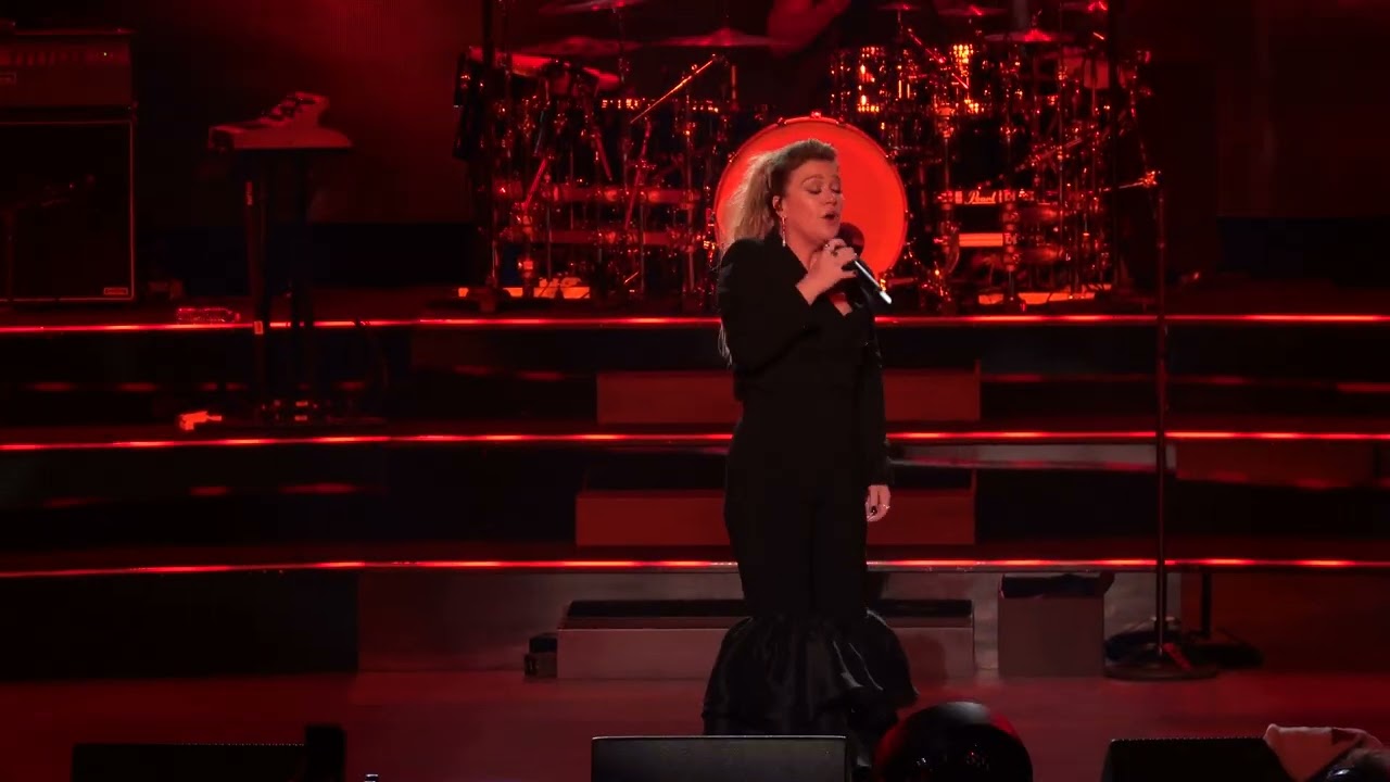 Kelly Clarkson - Stronger & Since U Been Gone, at the Bakkt Theater in Las Vegas on 12/31/2023