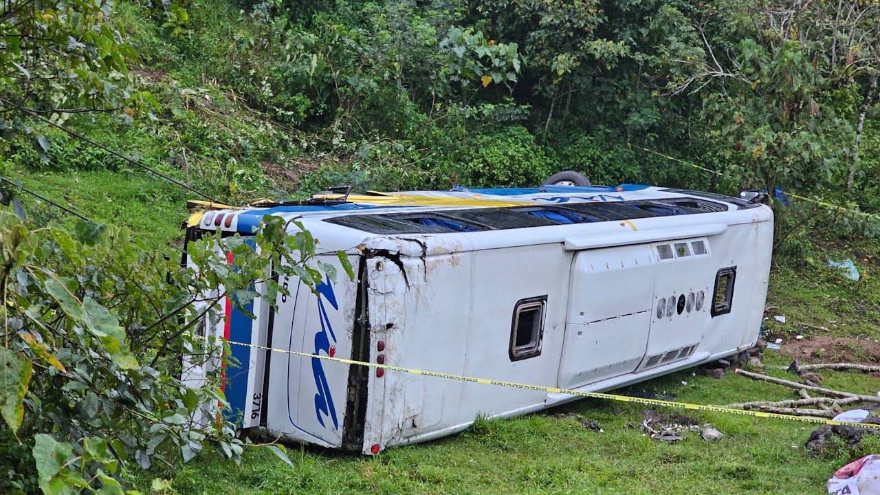 Vuelca autobús de la Línea Vía en la Carretera Cuetzalan - Zacapoaxtla