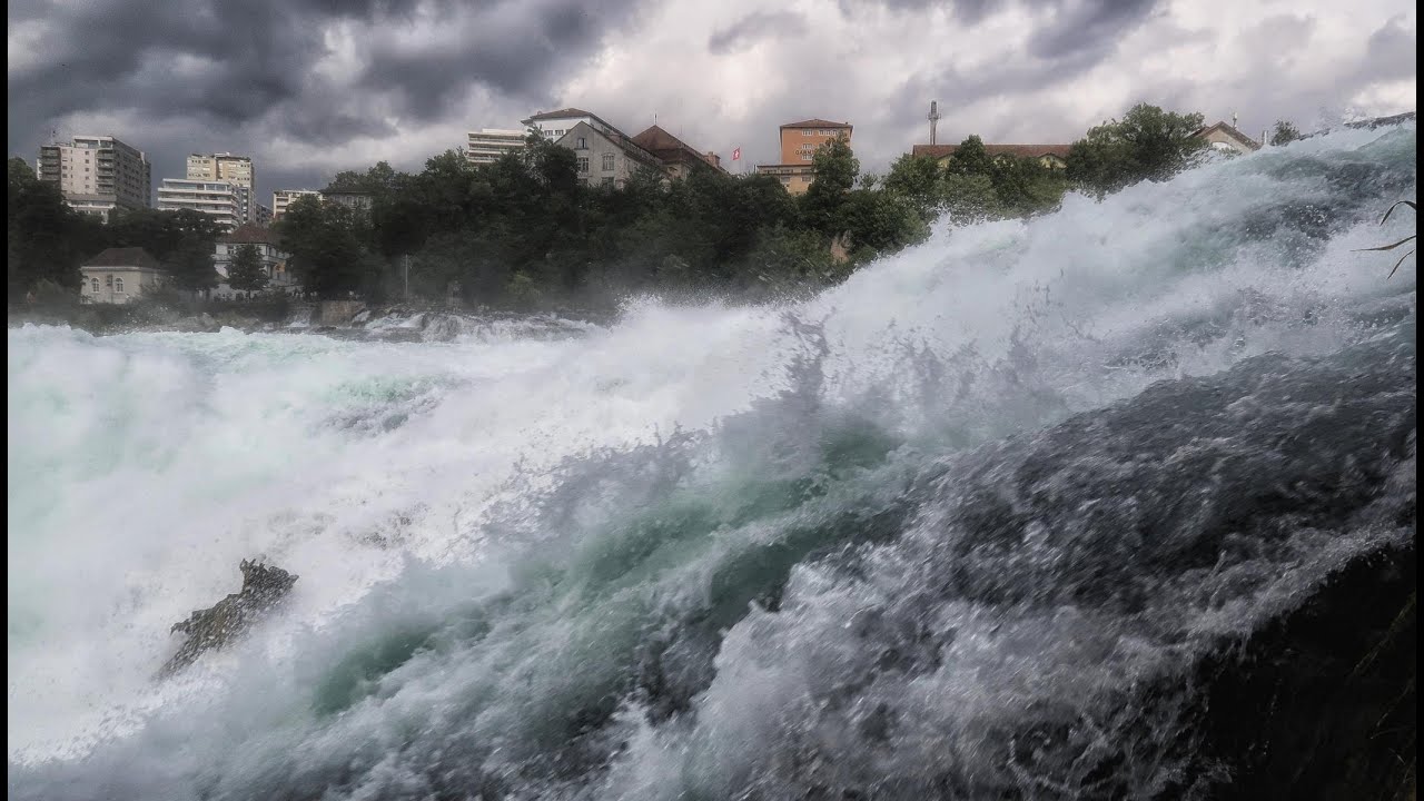 Der Rheinfall bei Schaffhausen nach Starkregen in den Alpen im Juli 2025