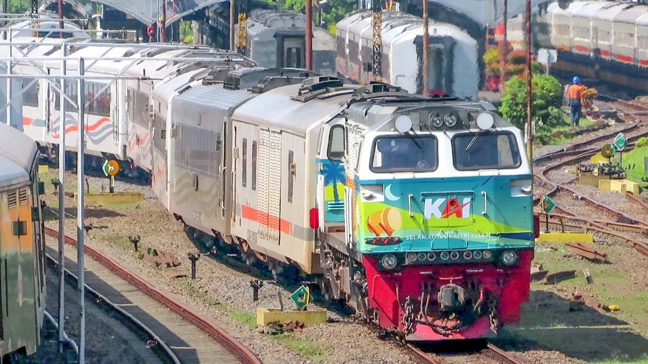KERETA API MAJU MUNDUR MEMBAWA KERETA MEWAH EKSEKUTIF ELIT DI STASIUN MALANG