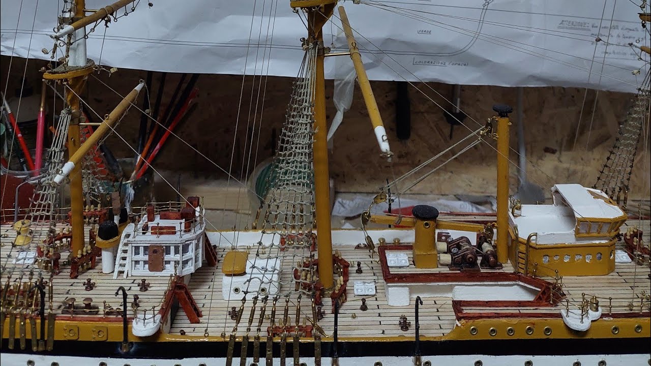 Realizzazione del sartiame e fissaggio dei pennoni .