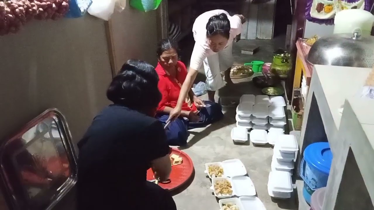 MENGANTAR PESANAN TAKJIL DI MUSHOLA 