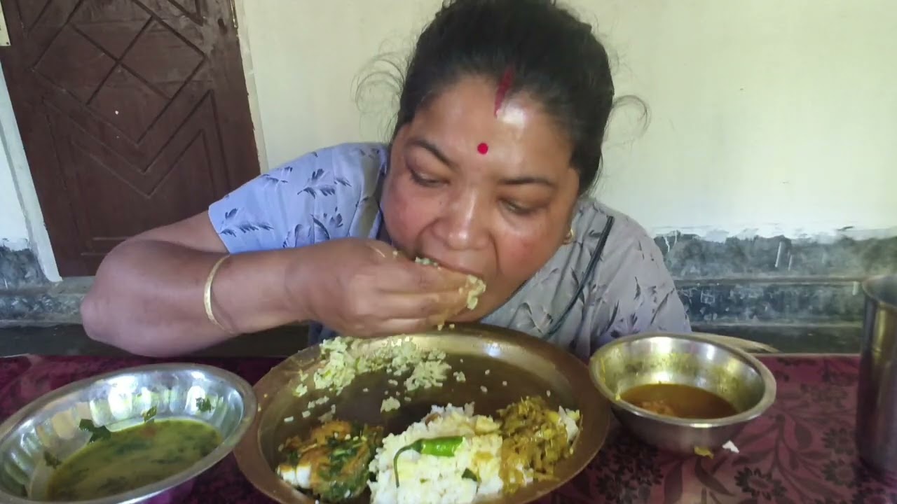 মাছ শাকৰ তৰকাৰী খন,কবি ভাজি,বাটাৰ পানীৰ 😋,। Eating Assamese village thali 😋