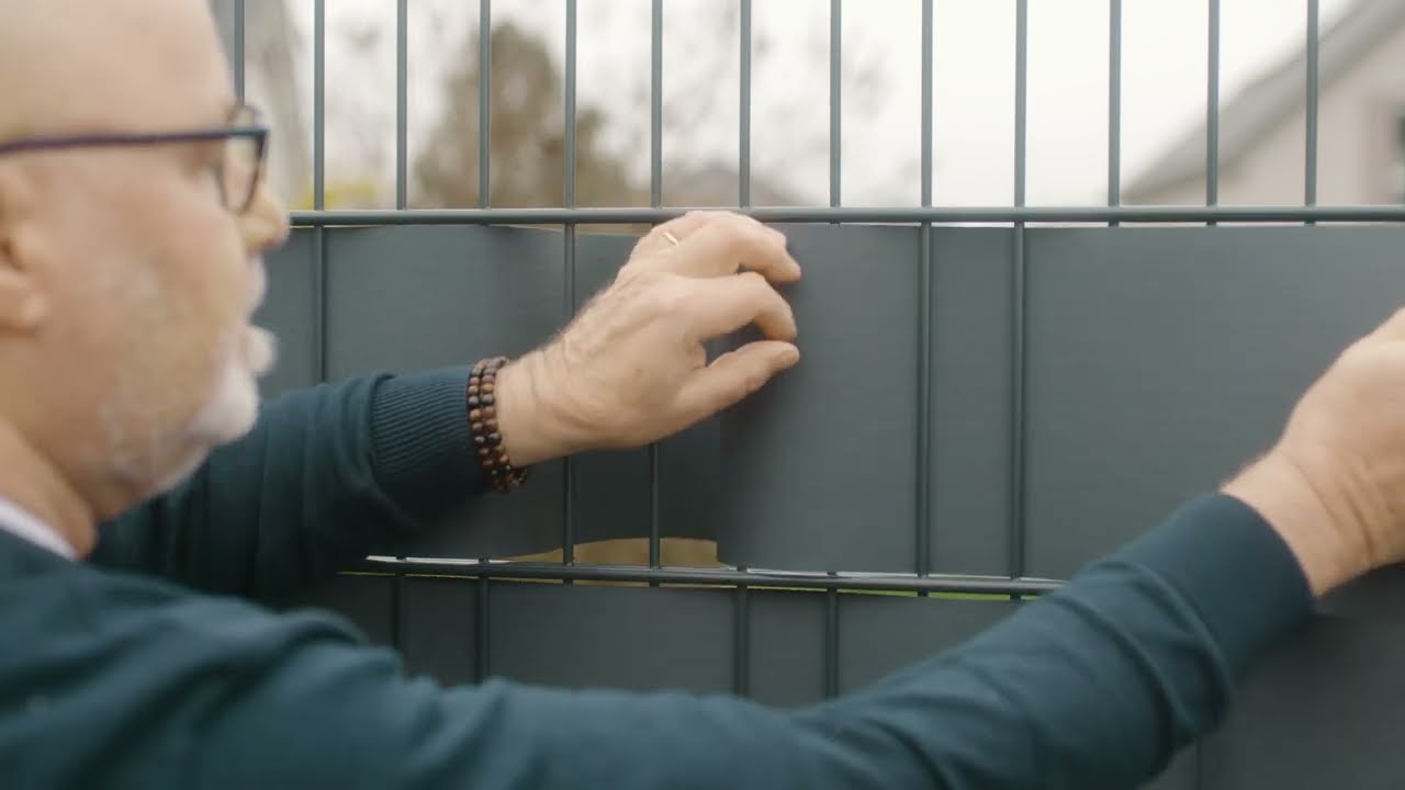 Sichtschutzstreifen mit Willy - Premium Qualit&auml;t &ndash; stabiler Sichtschutz f&uuml;r Doppelstabmattenz&auml;une