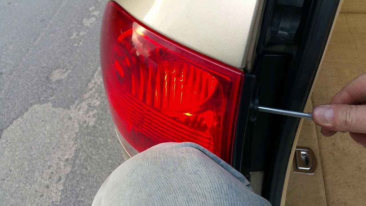 Replace brake light bulb Touareg 7L 2.5 tdi R5
