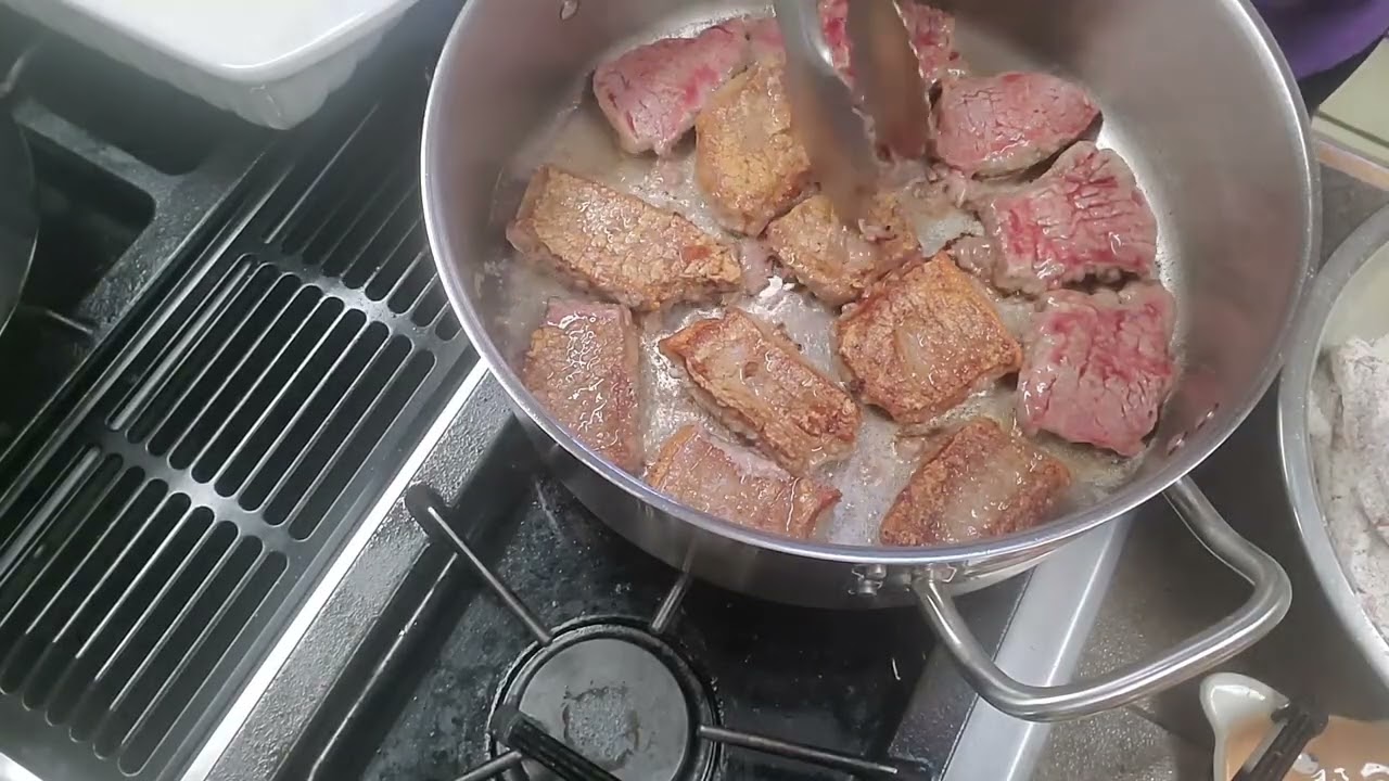 Стейк, запеченный с луком — классическое блюдо южной кухни.