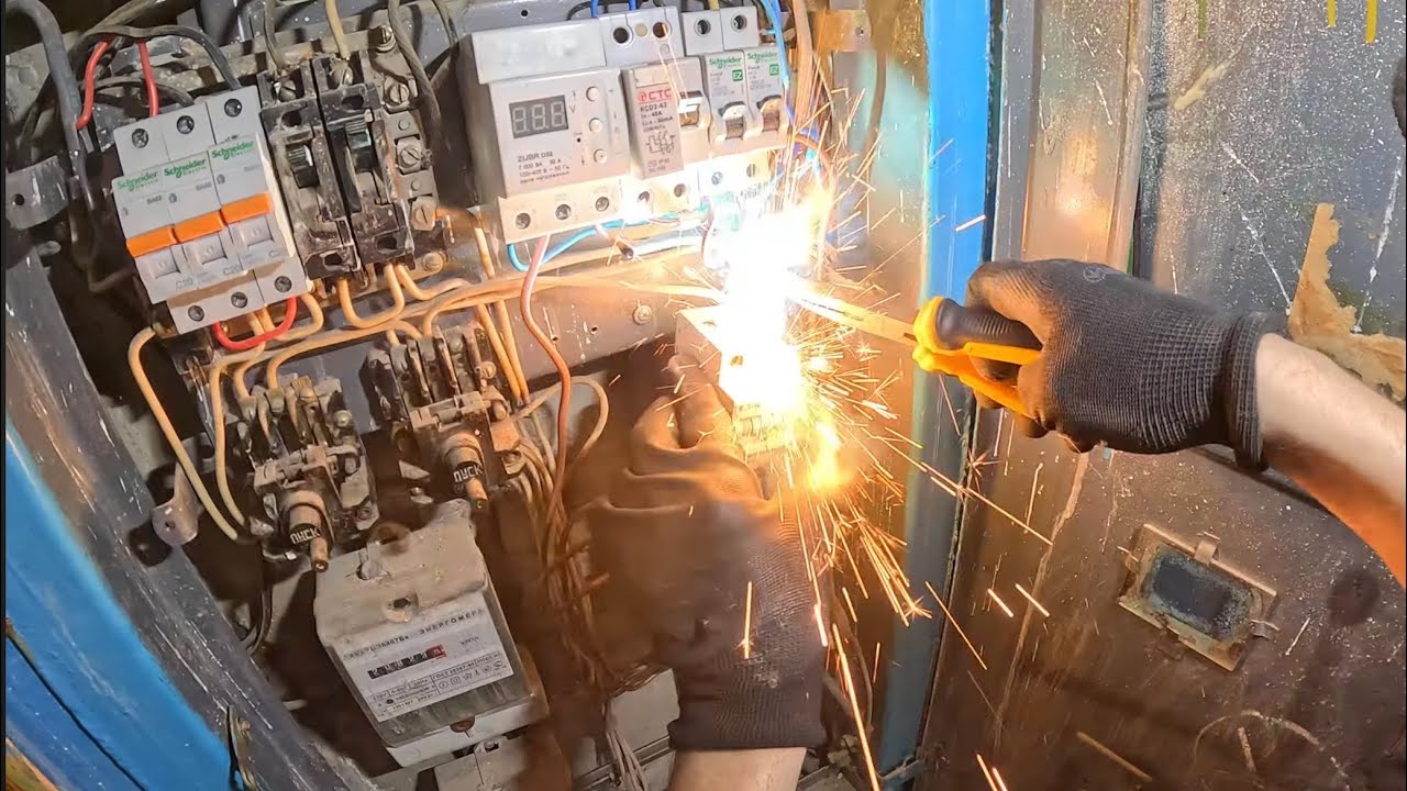 💥Случайное короткое замыкание в щитовой! Что пошло не так?😱⚡
