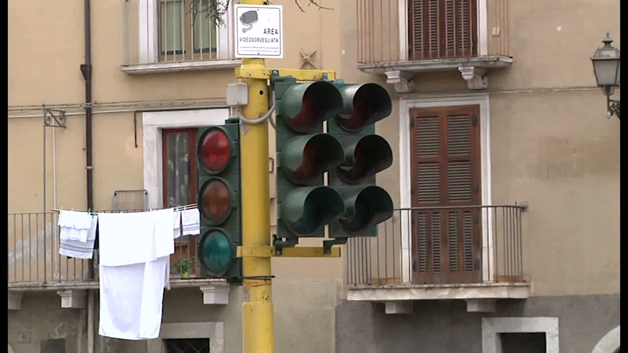 SEMAFORO IN TILT, ODISSEA TRAFFICO NELL'INCROCIO AD ALTO RISCHIO