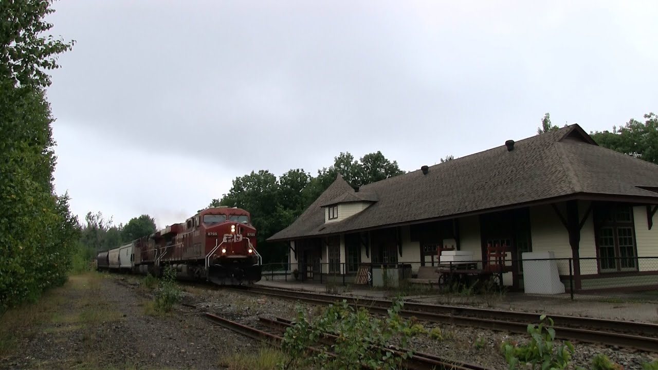 CP 8705 at Parry Sound (21AUG2014)