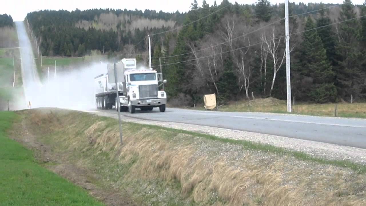 epandage de chaux avec terra gator camion de transport breton lamontagne,lime spreader