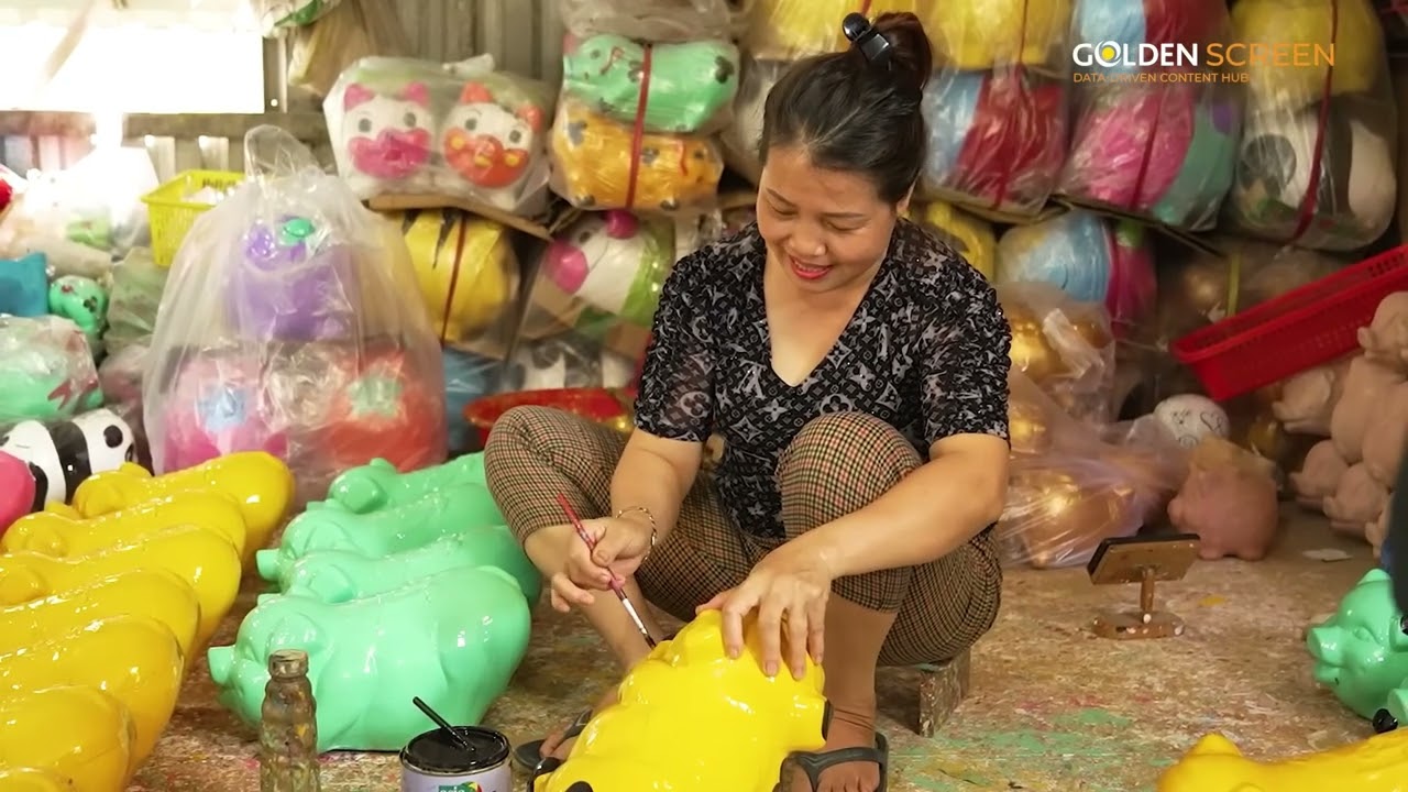 Tiến Luật lần đầu trải nghiệm nghề làm heo đất truyền thống | Đệ Nhất Mưu Sinh