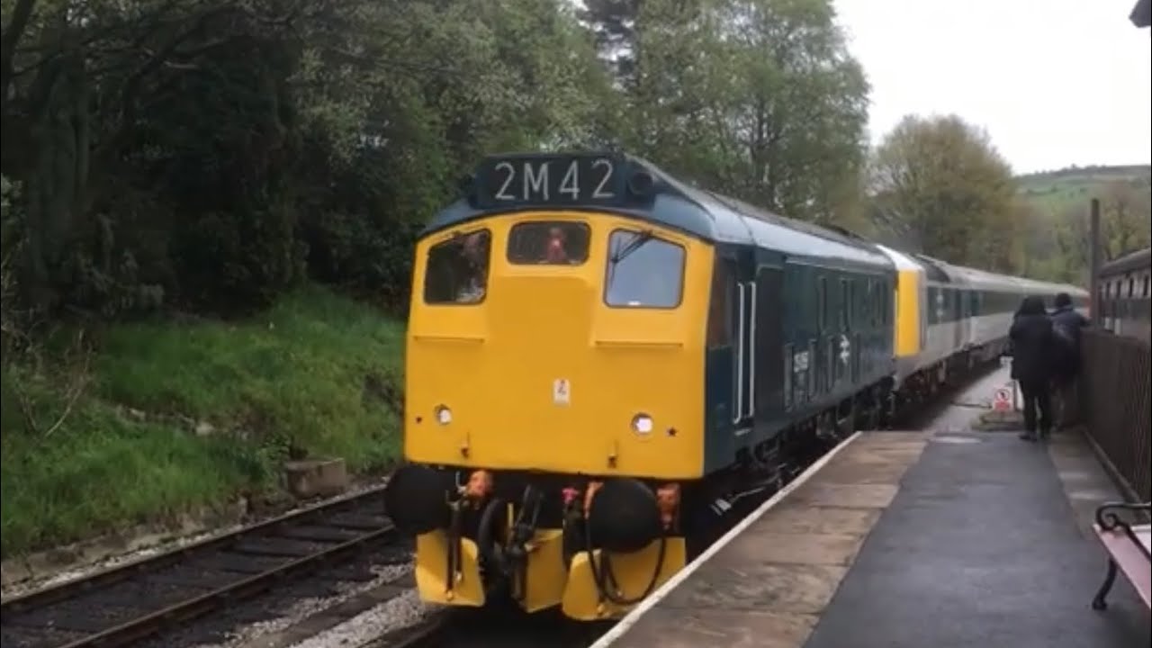 Class 25 25059, Class 41 HST Prototype 41001 and Class 20 20031 arrive at Oxenhope on the KWVR