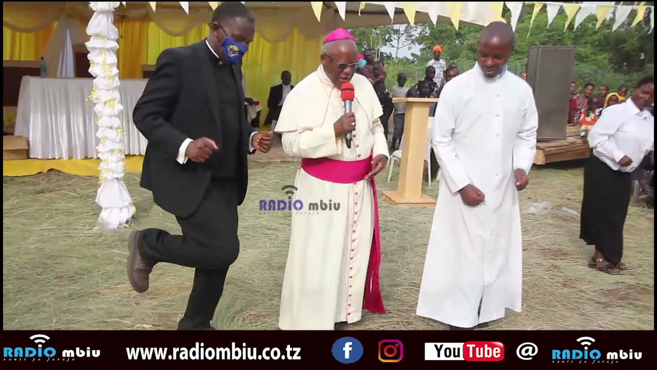 Askofu Kilaini aongoza na kucheza wimbo wa Shukrani.