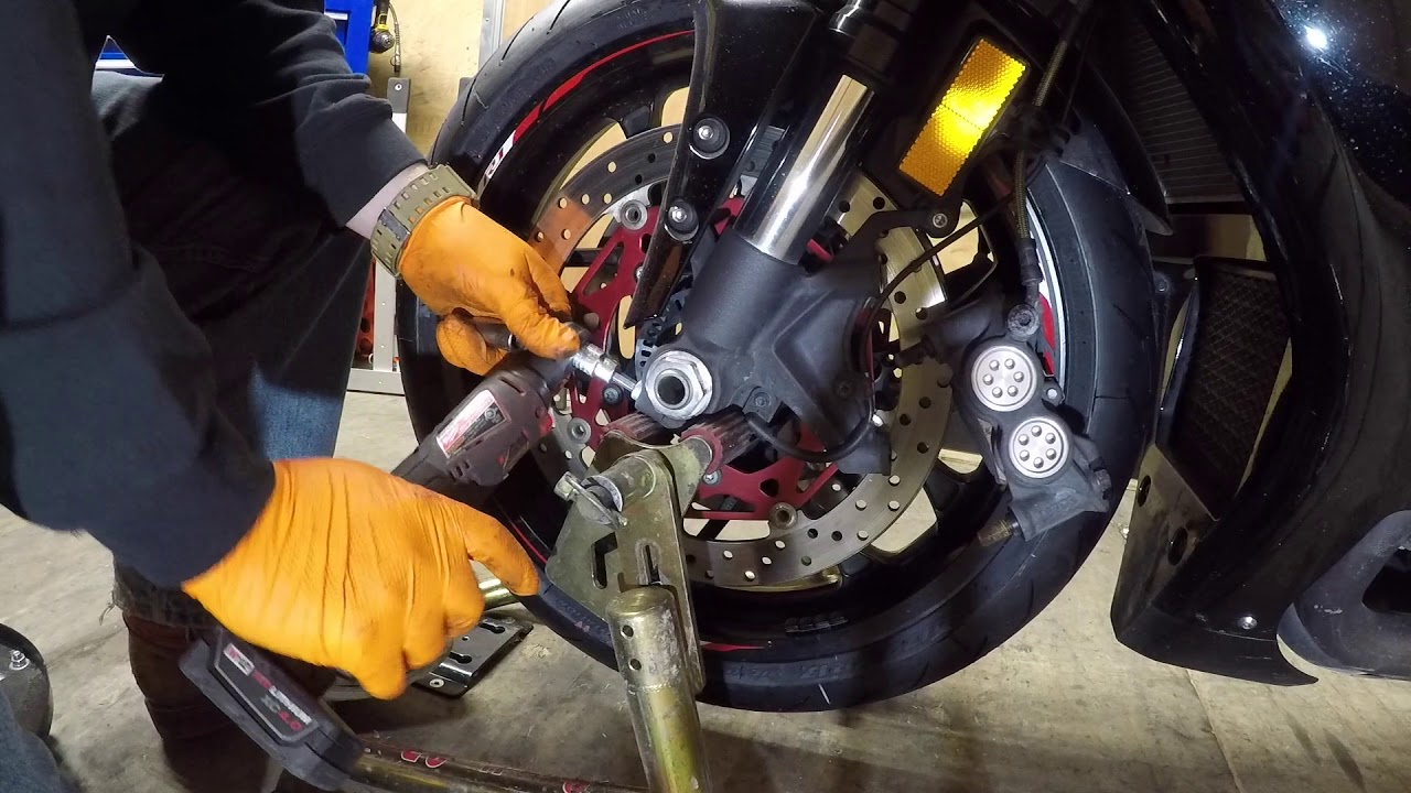 Yamaha R1 2015 года — как снять передние и задние колеса своими руками