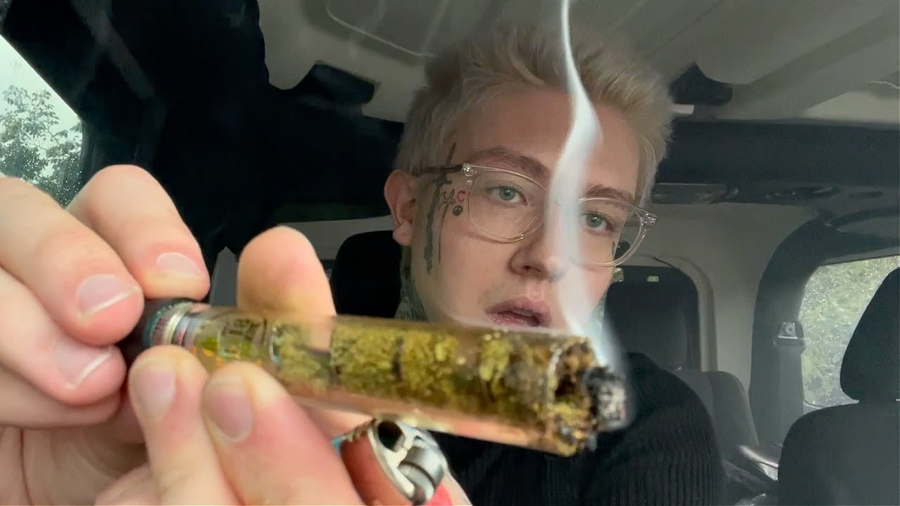 first time smoking a GLASS BLUNT (hotbox)