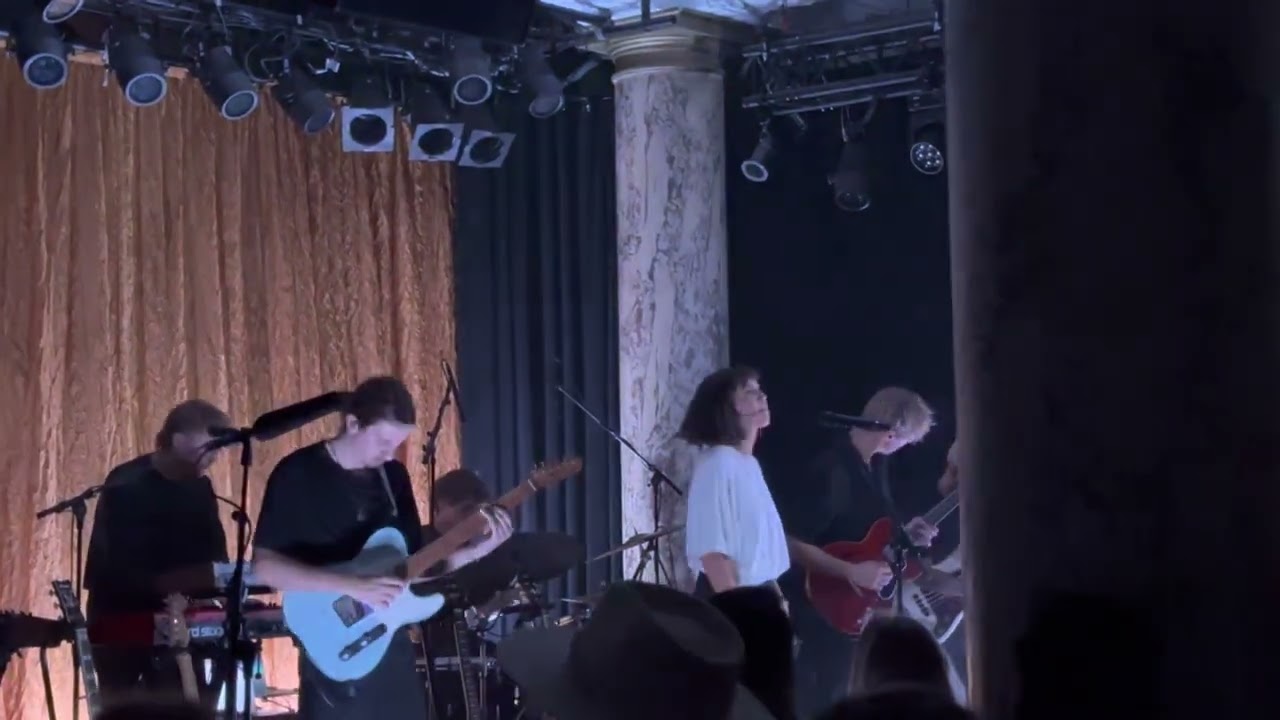 MEAU - Hou Me Vast (Live @ De Roma op 31 oktober 2022)
