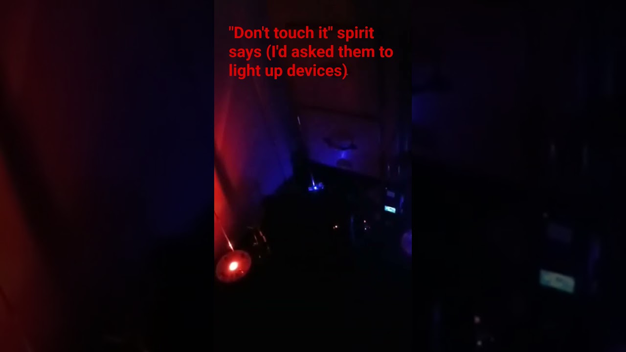 «Не трогай это», — говорит дух (я попросил их включить свет на устройствах) 
