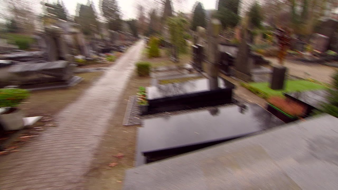 Politie vindt grote hoeveelheid gestolen spullen van Tilburgse begraafplaatsen