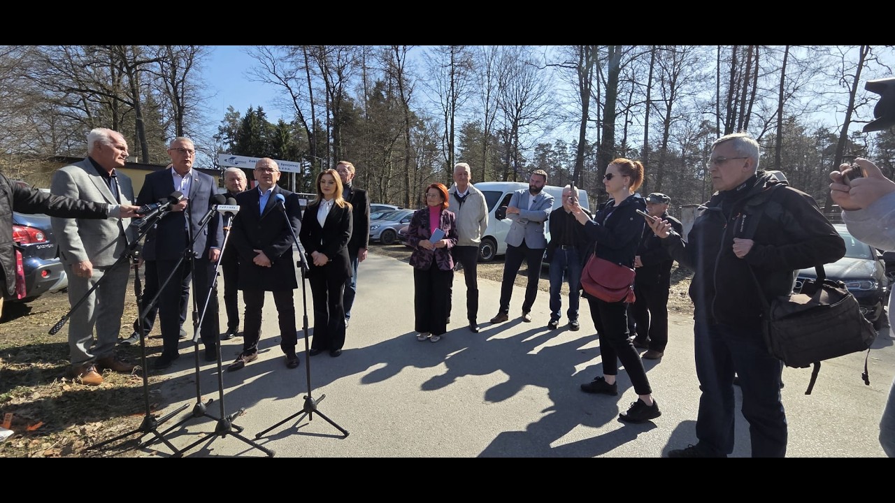 Spór o program SAFE przed bramą Gamratu w Jaśle