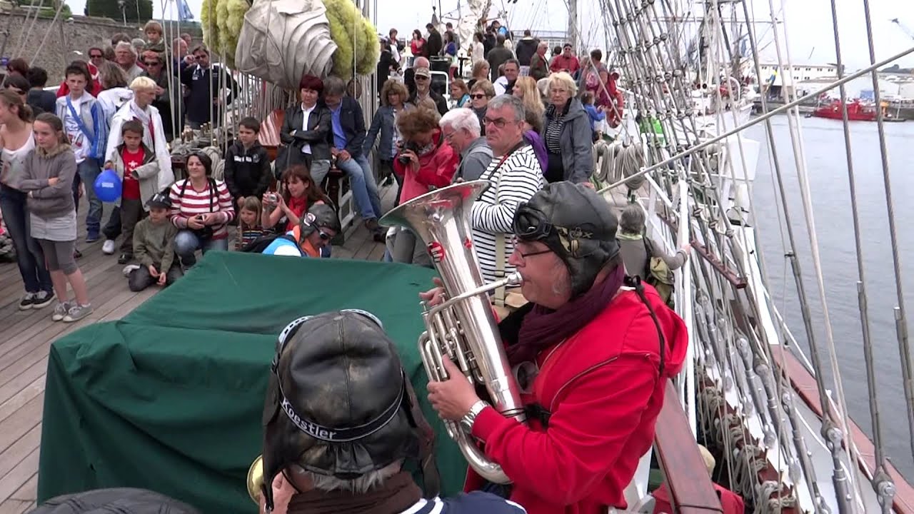 Fanfare des Kadors - Amora sur le 3 mats Mexicain - Tonnerres De Brest 2012