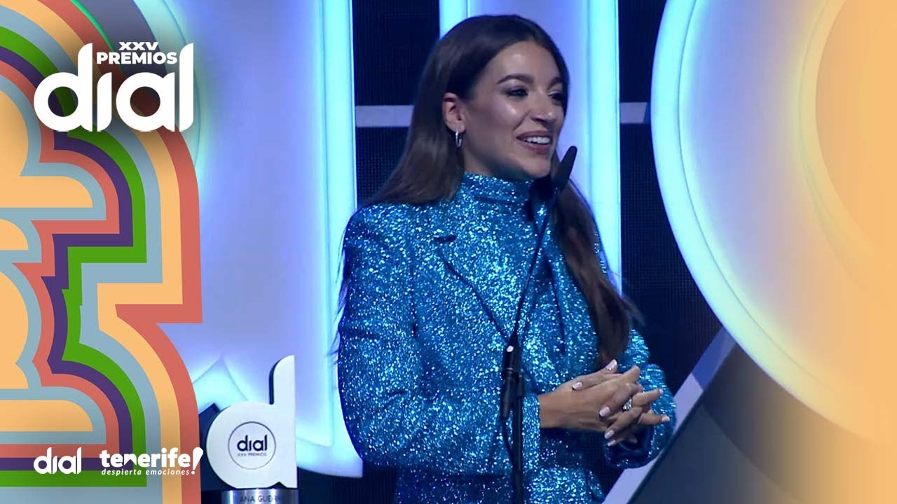 Ana Guerra recoge el Premio Dial “para que nos olvidemos de las penas”