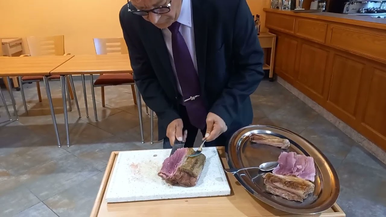 Découpe en salle d'une selle d'agneau
