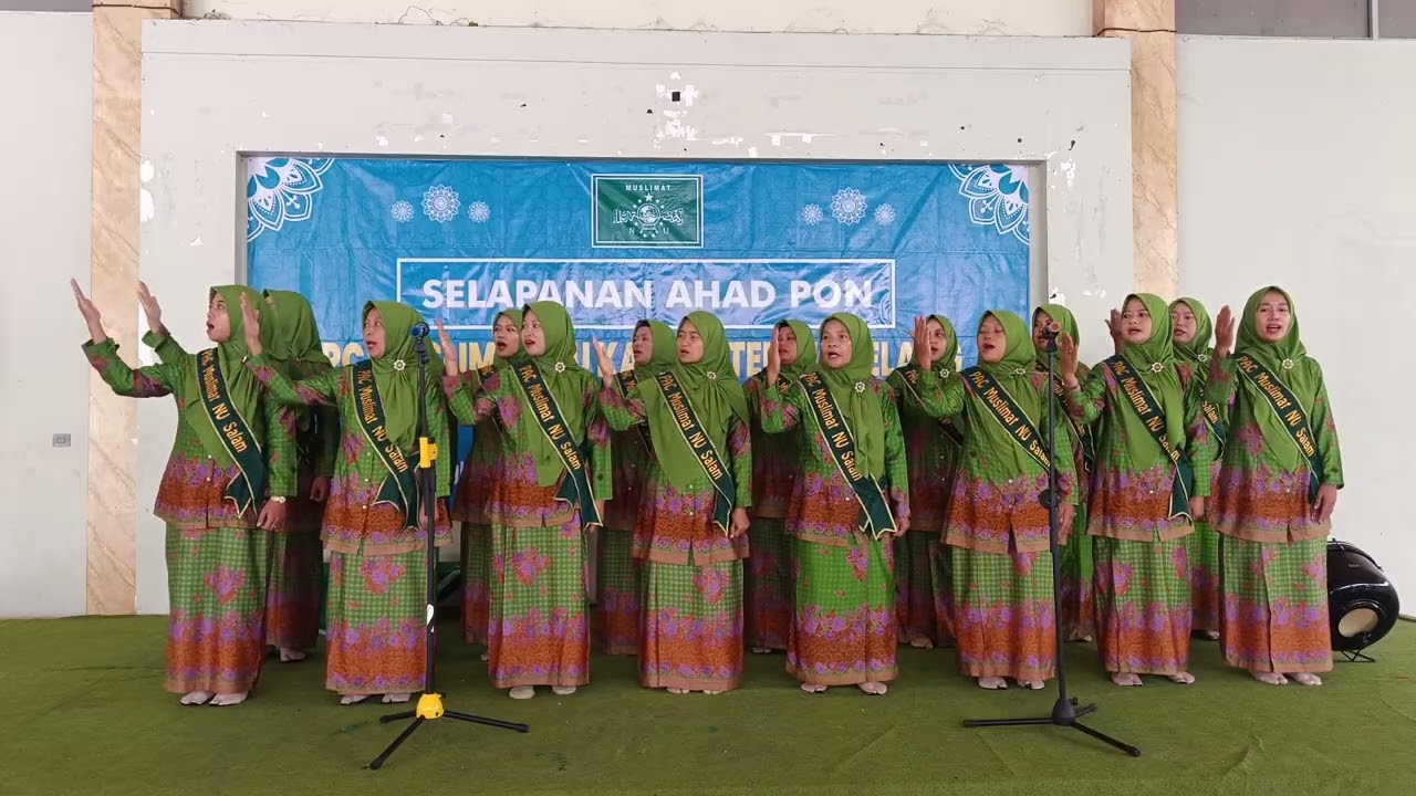 Team Koor Muslimat Glagahombo dalam rangka pengajian Selaparang Ahad pon di gedung MWC NU Magelang