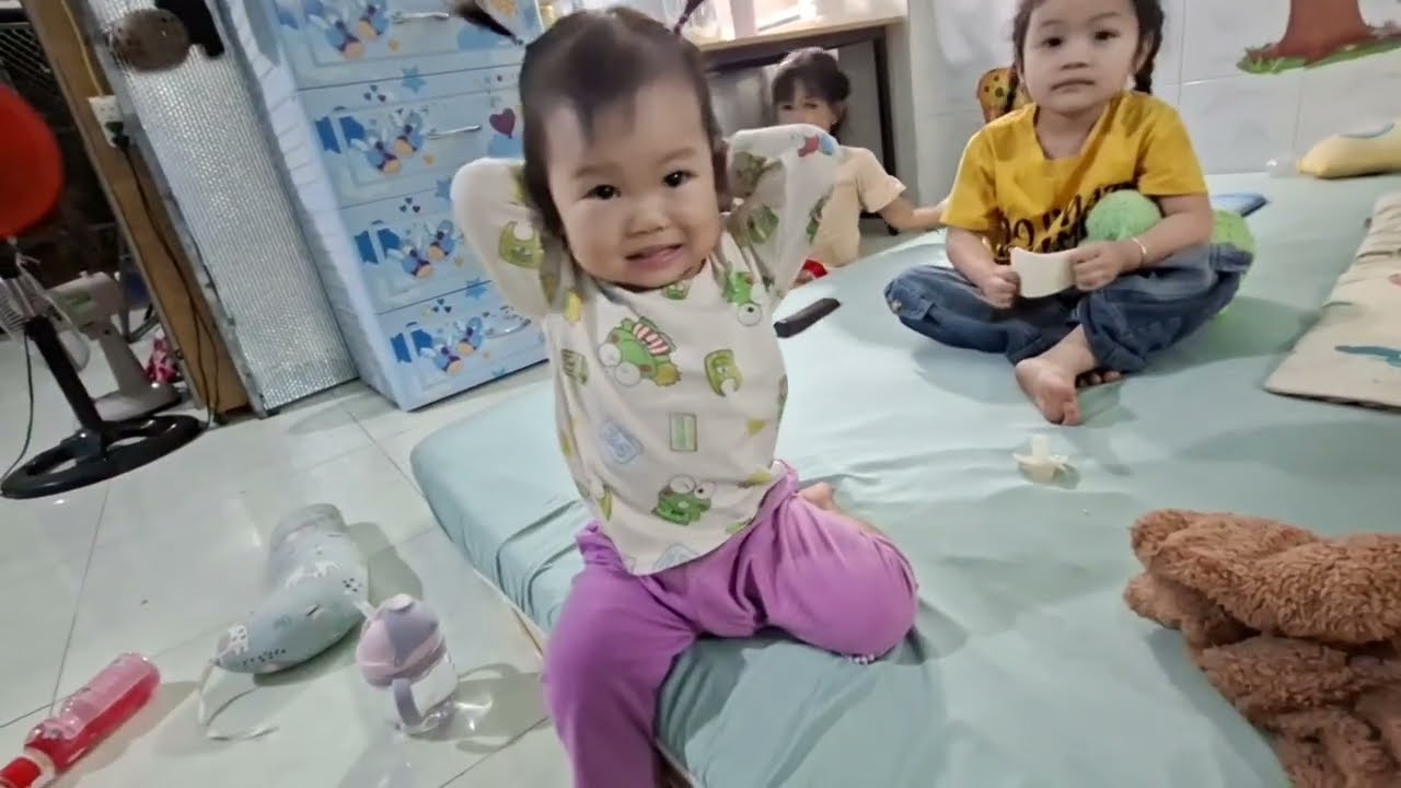 Bé Su choi cùng bạn ở phòng trọ.#besuvlog